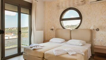 Vila, kolam renang pribadi (Marigo) | Brankas, meja kerja, kedap suara, dan setrika/meja setrika