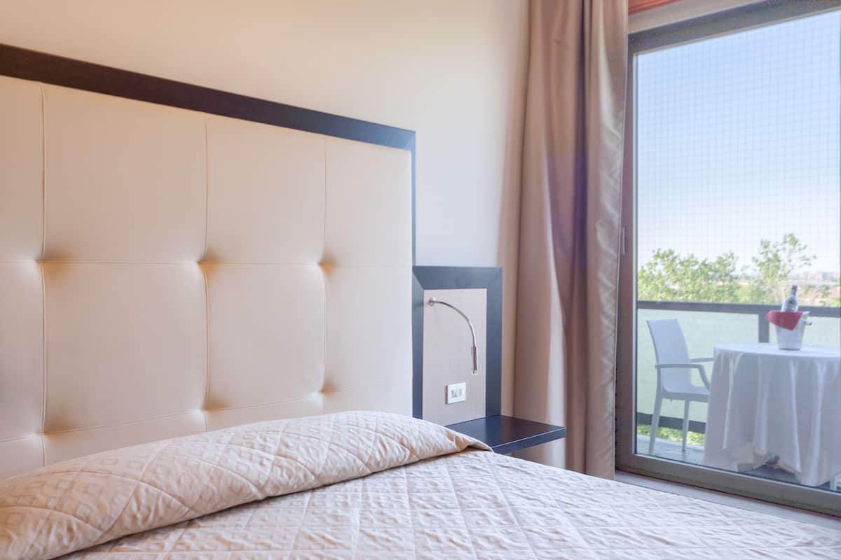 Cubrecamas, minibar y caja de seguridad en la habitación