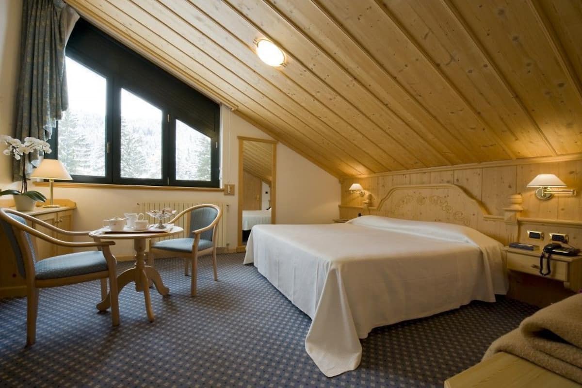 Double or Twin Room | Minibar, in-room safe, desk, soundproofing