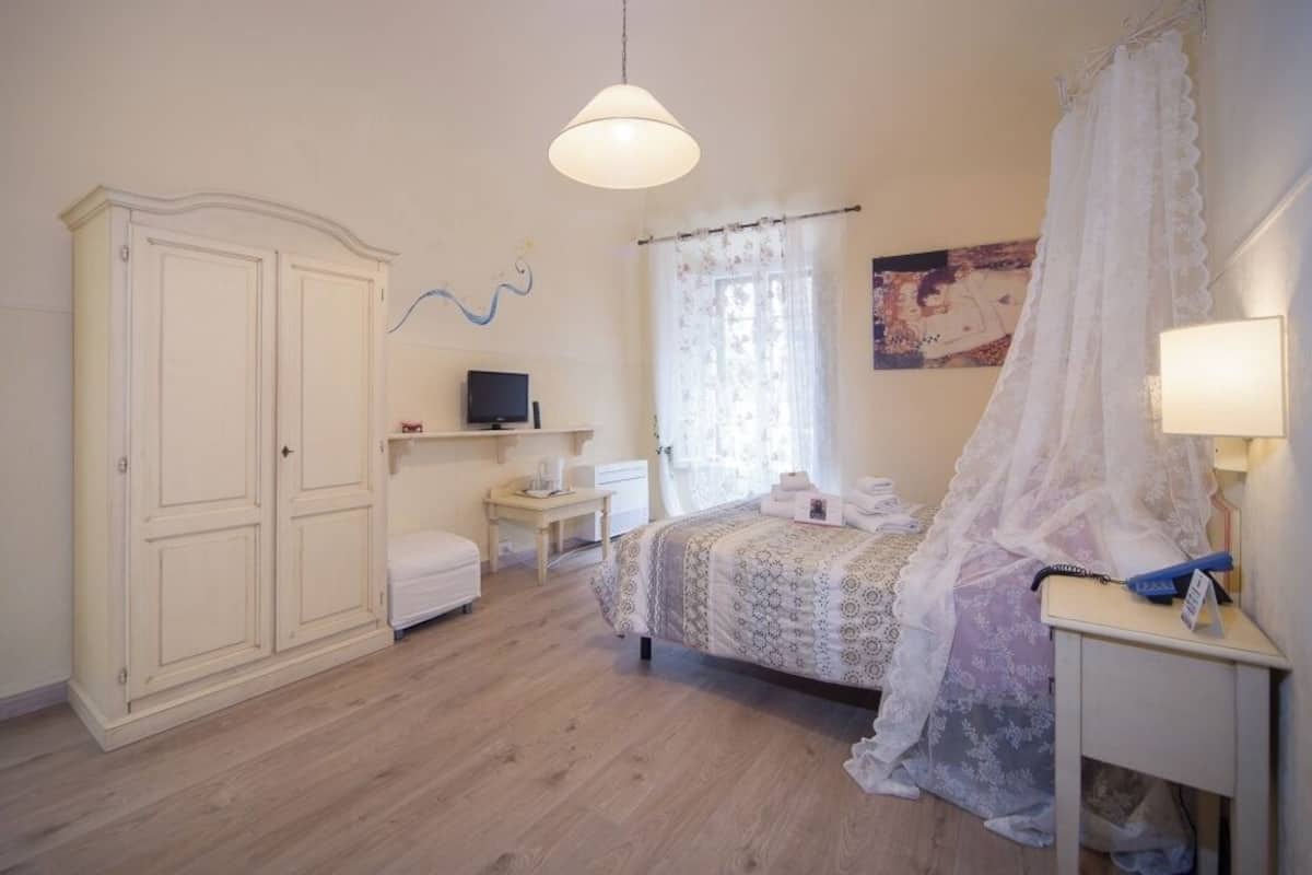 Een kluis op de kamer, individueel gedecoreerd, individueel gemeubileerd
