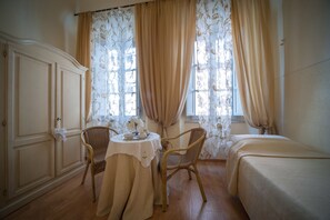 Comfort Double Room | In-room safe, individually decorated, individually furnished - Albergo Etruria (Volterra)