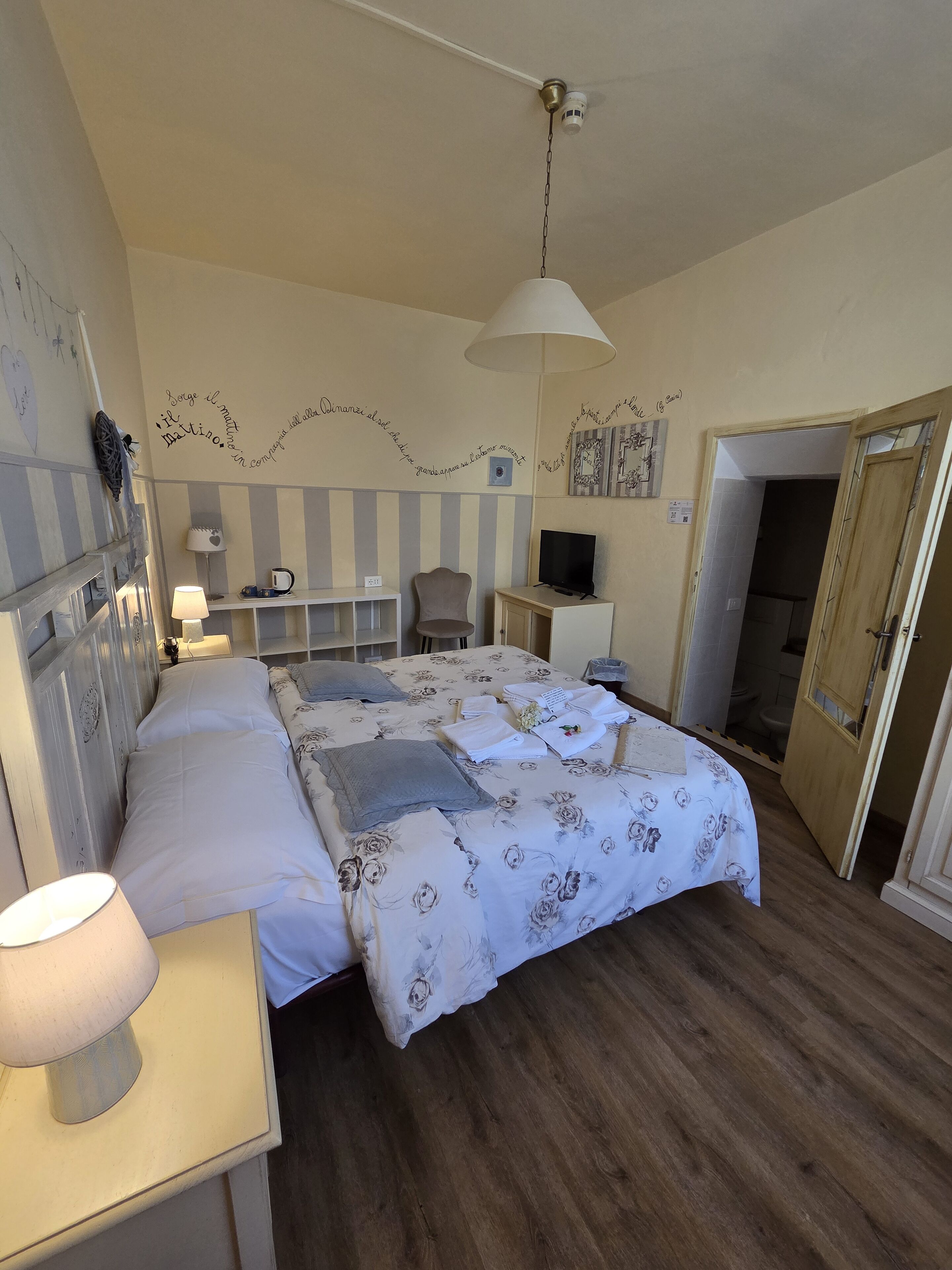 Een kluis op de kamer, individueel gedecoreerd, individueel gemeubileerd