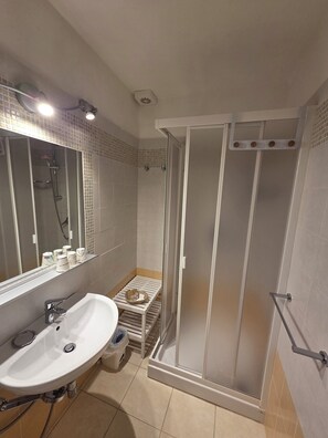 Triple Room | Bathroom | Shower, rainfall showerhead, free toiletries, hair dryer - Albergo Etruria (Volterra)