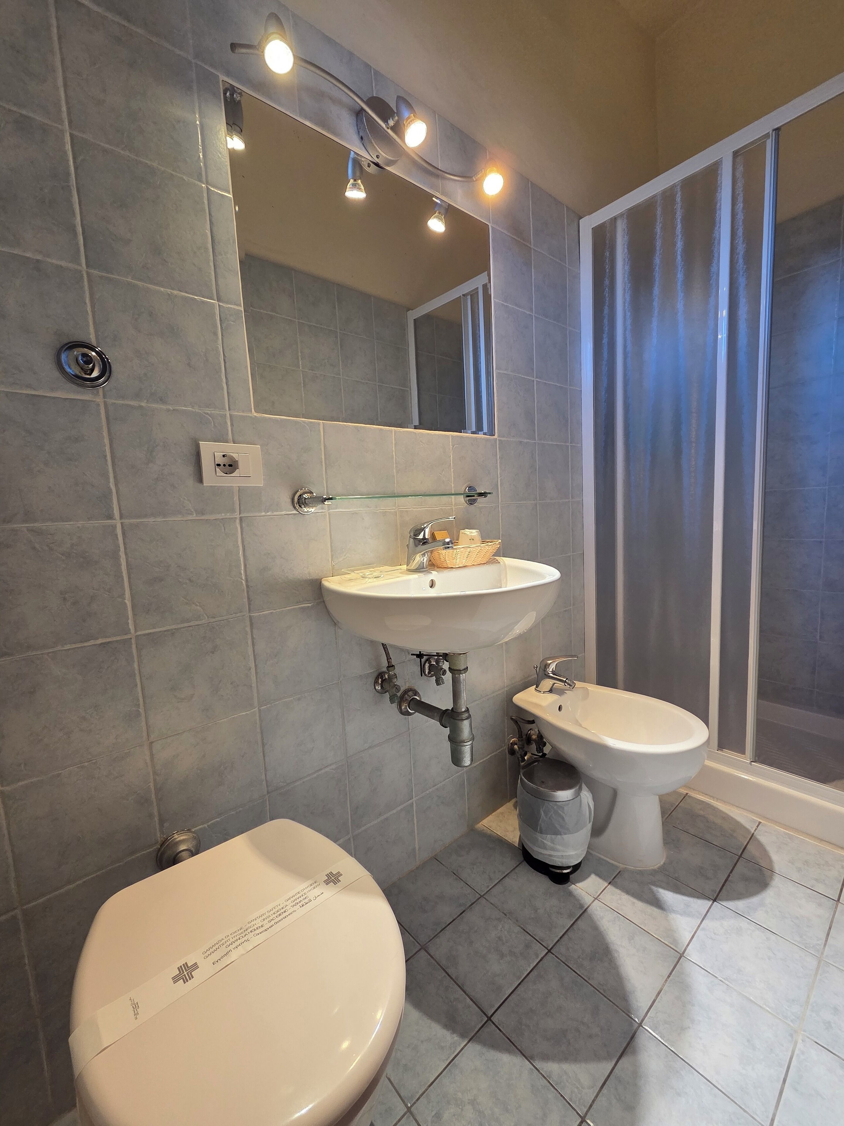 single room | bathroom | shower, rainfall showerhead, free toiletries, hair dryer