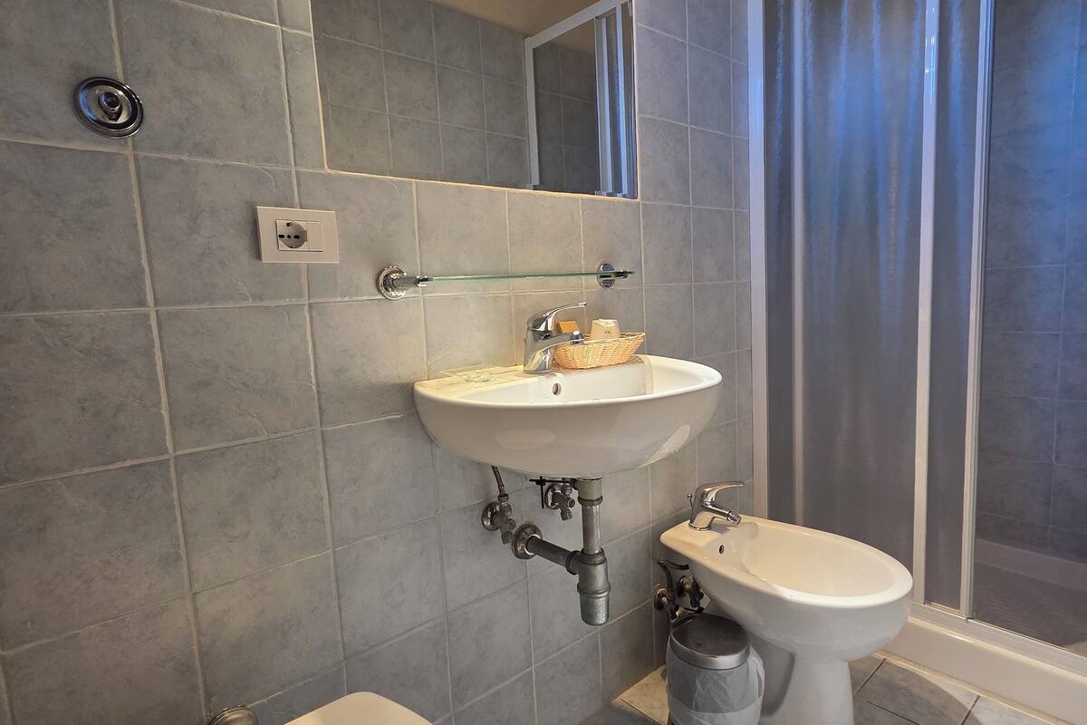 single room | bathroom | shower, rainfall showerhead, free toiletries, hair dryer