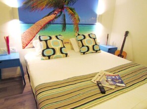 City-Dreibettzimmer, 1 Doppelbett und Schlafsofa | Hochwertige Bettwaren, Betten mit Memory-Foam-Matratzen, Zimmersafe