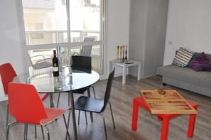 Appartement Ville, plusieurs lits, balcon | Vue de la chambre