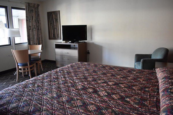Standard Room, 1 King Bed, Non Smoking | Free WiFi, bed sheets