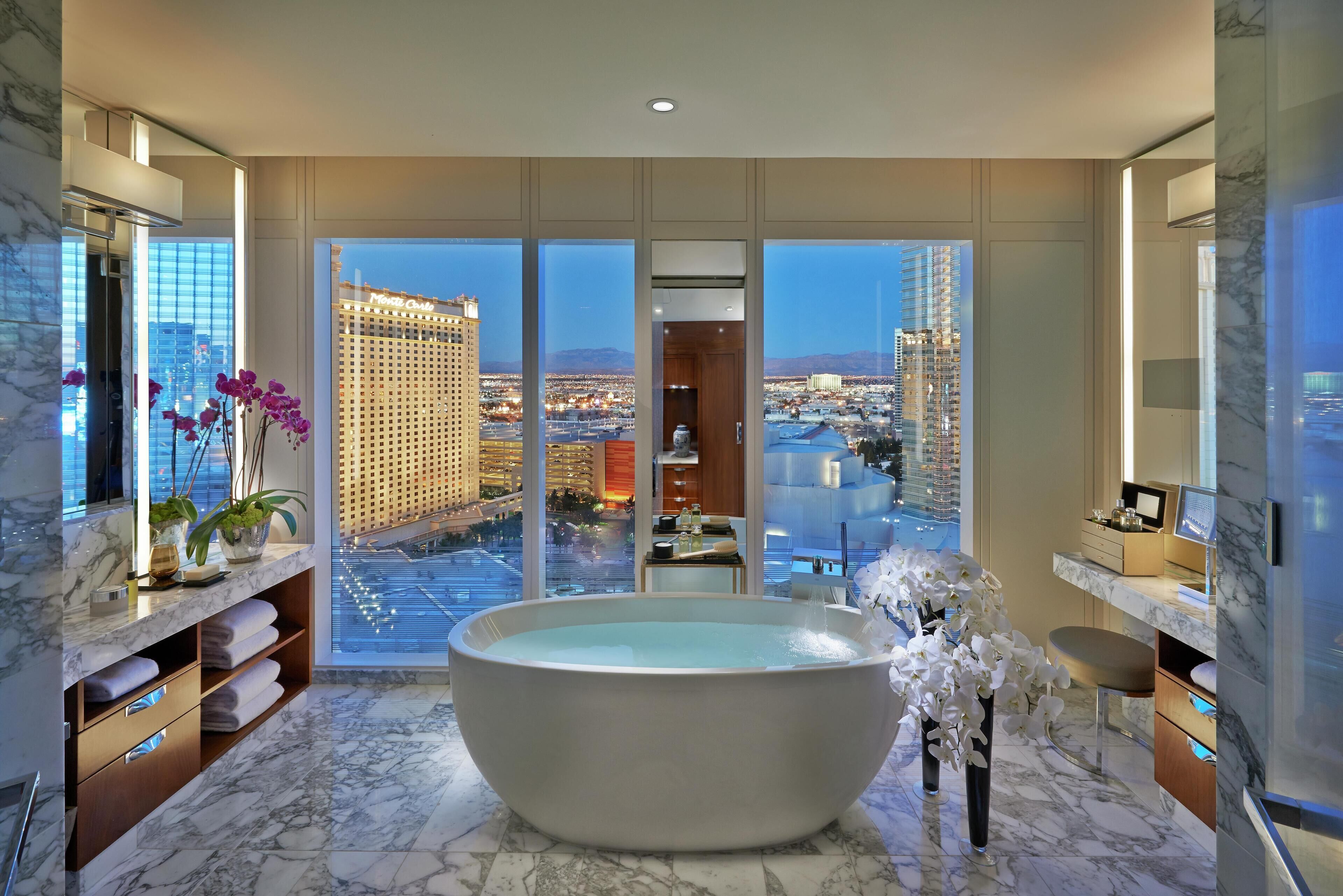 Suite, 1 King-Bett (Penthouse) | Badezimmer | Badewanne und Dusche (separat), Komfortbadewanne