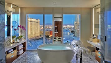 Suite, 1 King-Bett (Penthouse) | Badezimmer | Badewanne und Dusche (separat), Komfortbadewanne