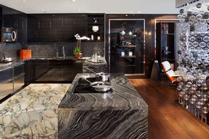 Suite presidencial, 1 habitación | Cocina privada | Cafetera y tetera 