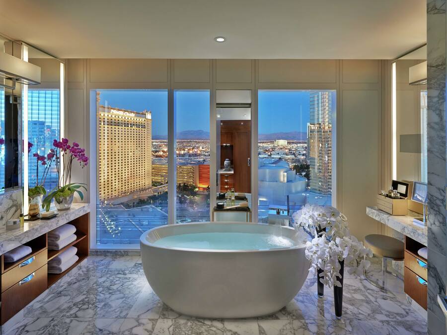 Suite, 1 kingsize bed (Penthouse) | Badkamer | Een aparte badkuip en douche, een diep bad, designer toiletartikelen