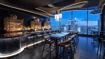2 bars/lounges