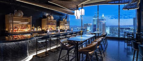 2 bars/lounges