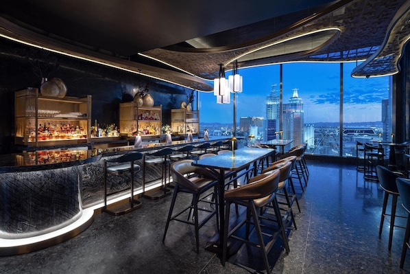 2 bars/lounges