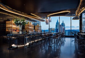 2 bars/lounges