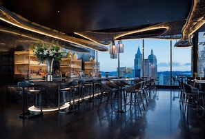 2 bars/lounges