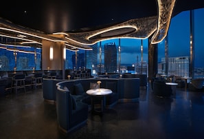 2 bars/lounges