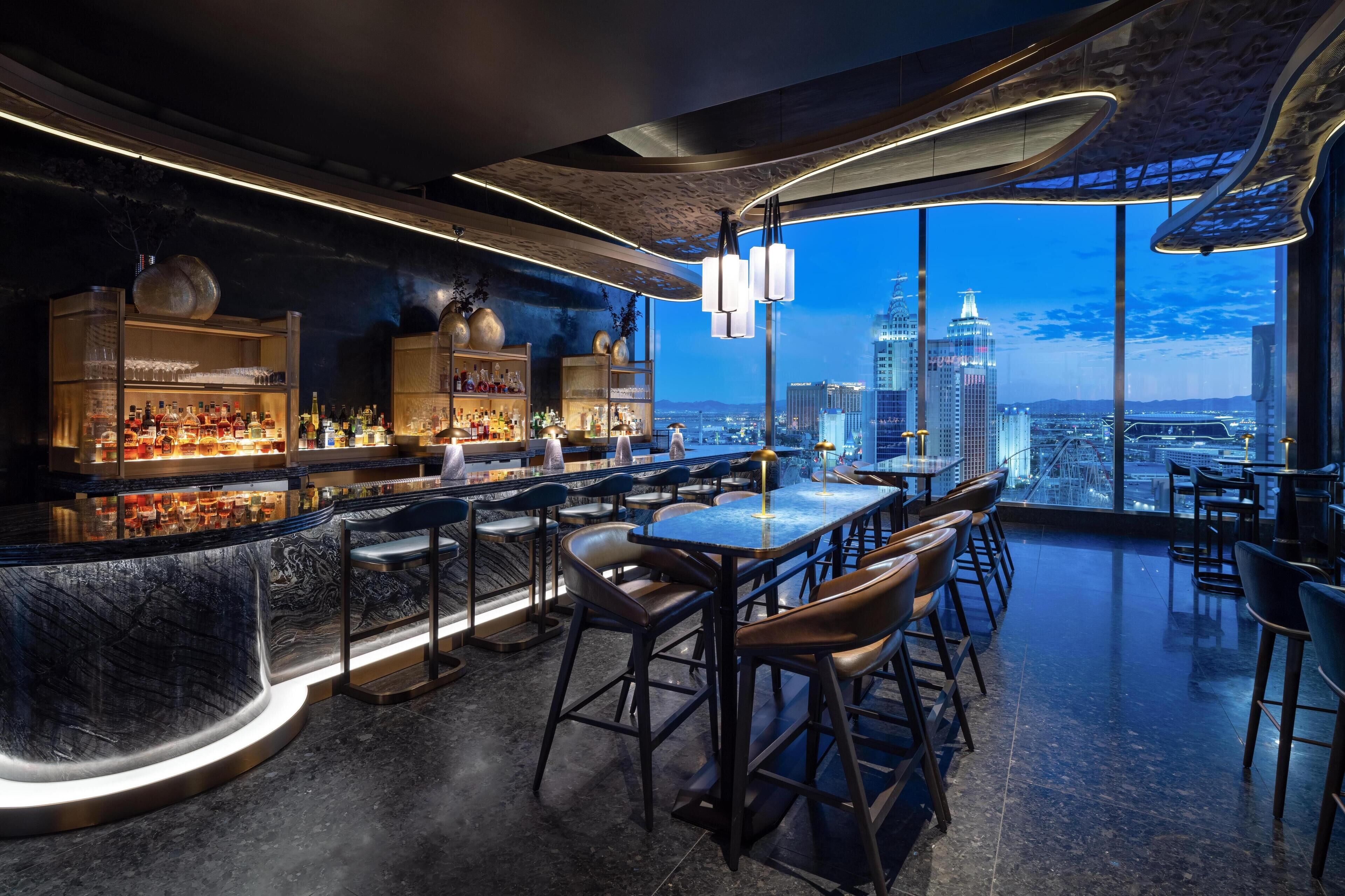 2 bares o lounges 