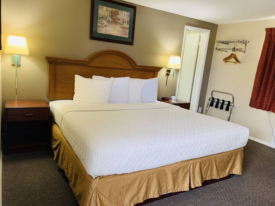 In-room safe, desk, iron/ironing board, free WiFi