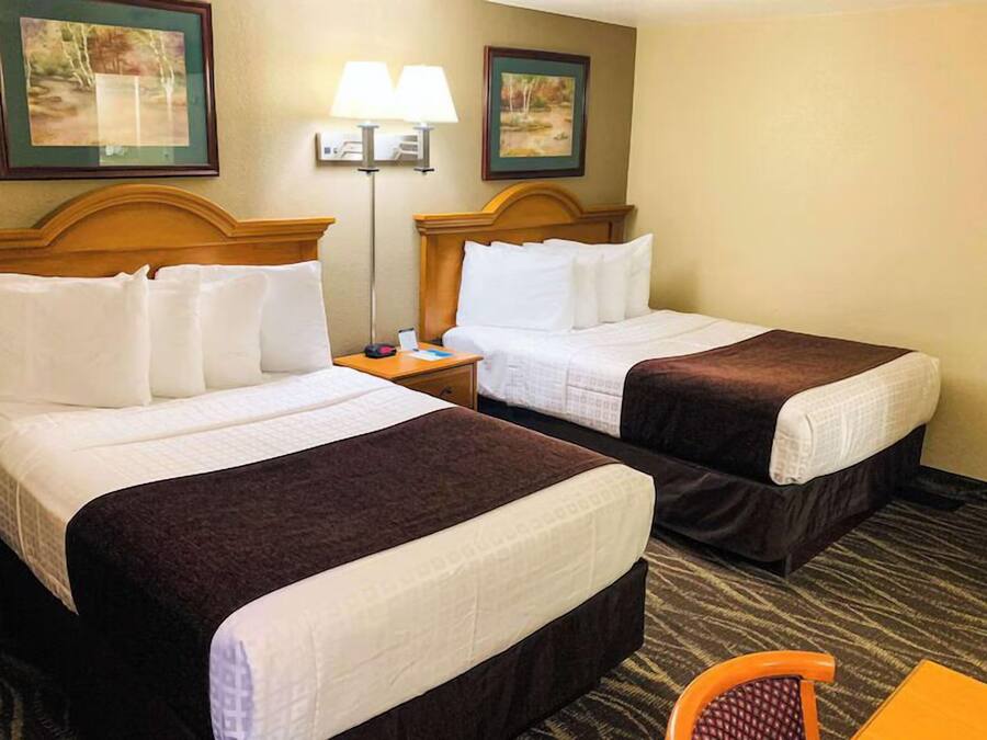 Coffre-fort, bureau, fer et planche à repasser, accès au Wi-Fi (inclus)