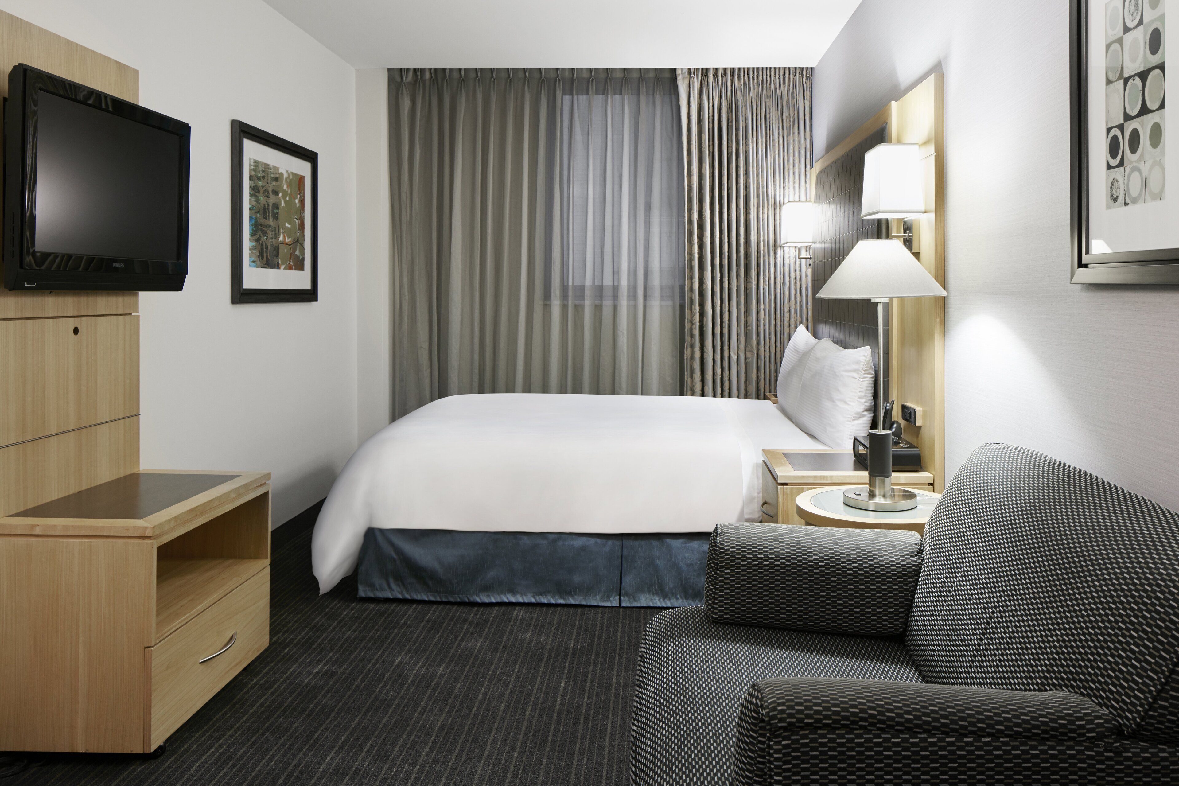 套房, 1 張加大雙人床及 1 張梳化床 (One Room with Sofa Bed) | 1 間睡房、高級寢具、書桌、手提電腦工作空間