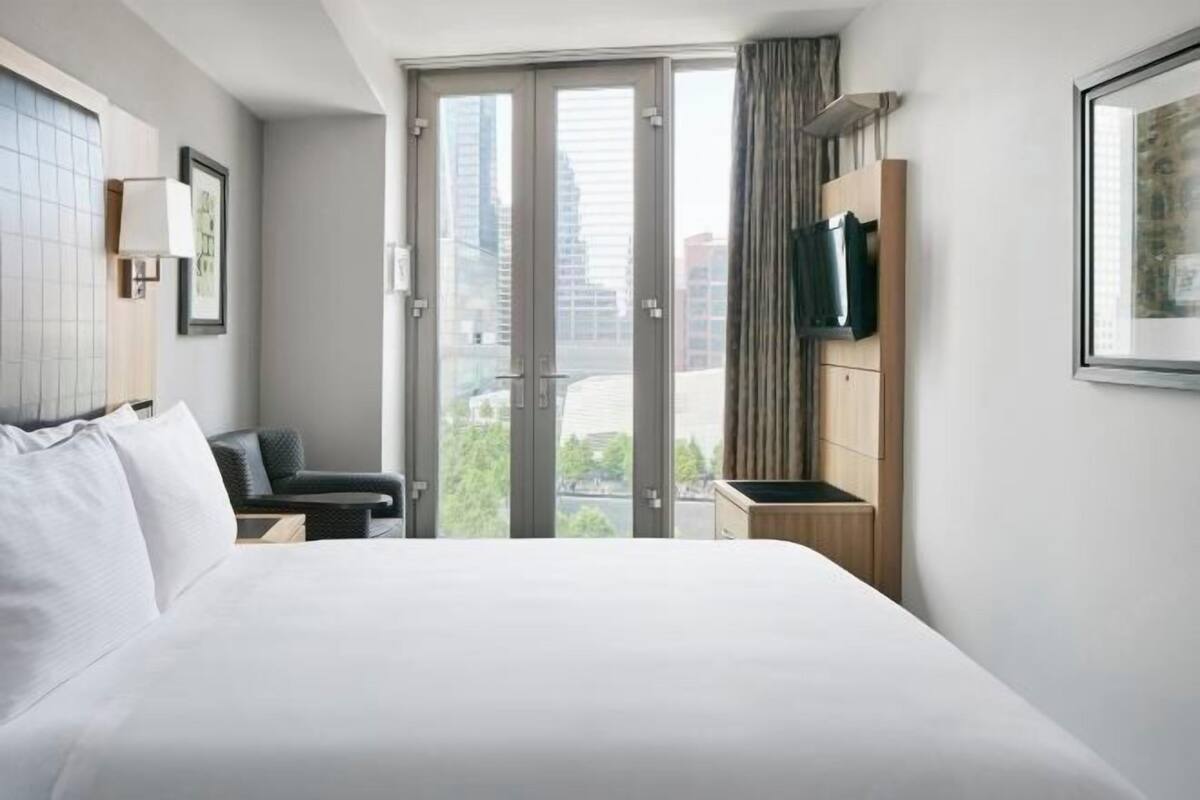 1 bedroom, premium bedding, desk, laptop workspace