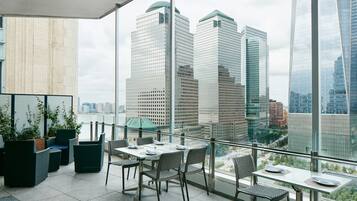 2 restaurants, serveren ontbijt