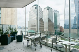 2 restaurants, breakfast served