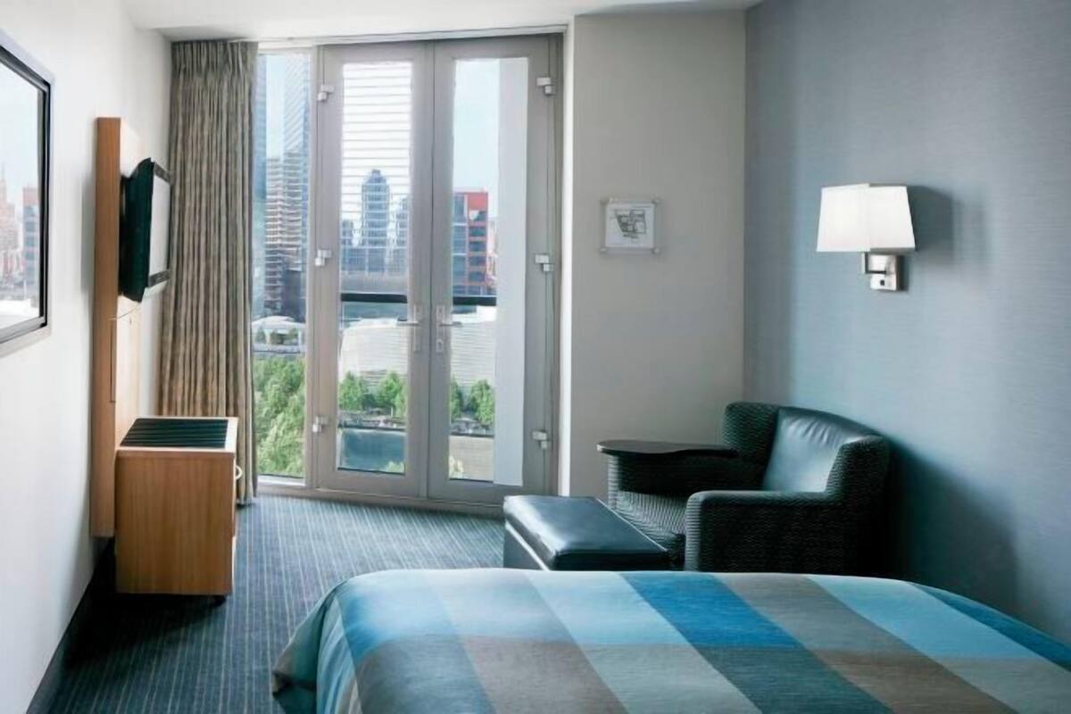 1 bedroom, premium bedding, desk, laptop workspace