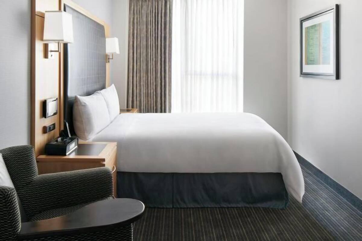 1 bedroom, premium bedding, desk, laptop workspace