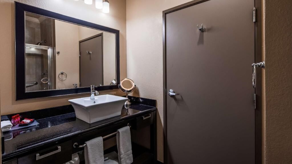 Baño | Regadera, amenidades de baño de diseñador, secadora de cabello, toallas 