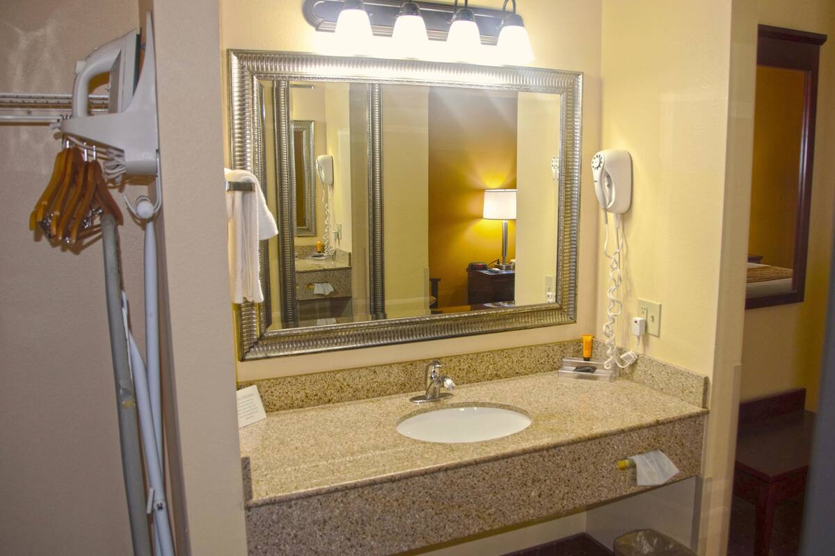 combined shower/bathtub, deep-soaking bathtub, free toiletries