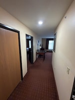 Escritorio y espacio para trabajar con laptop