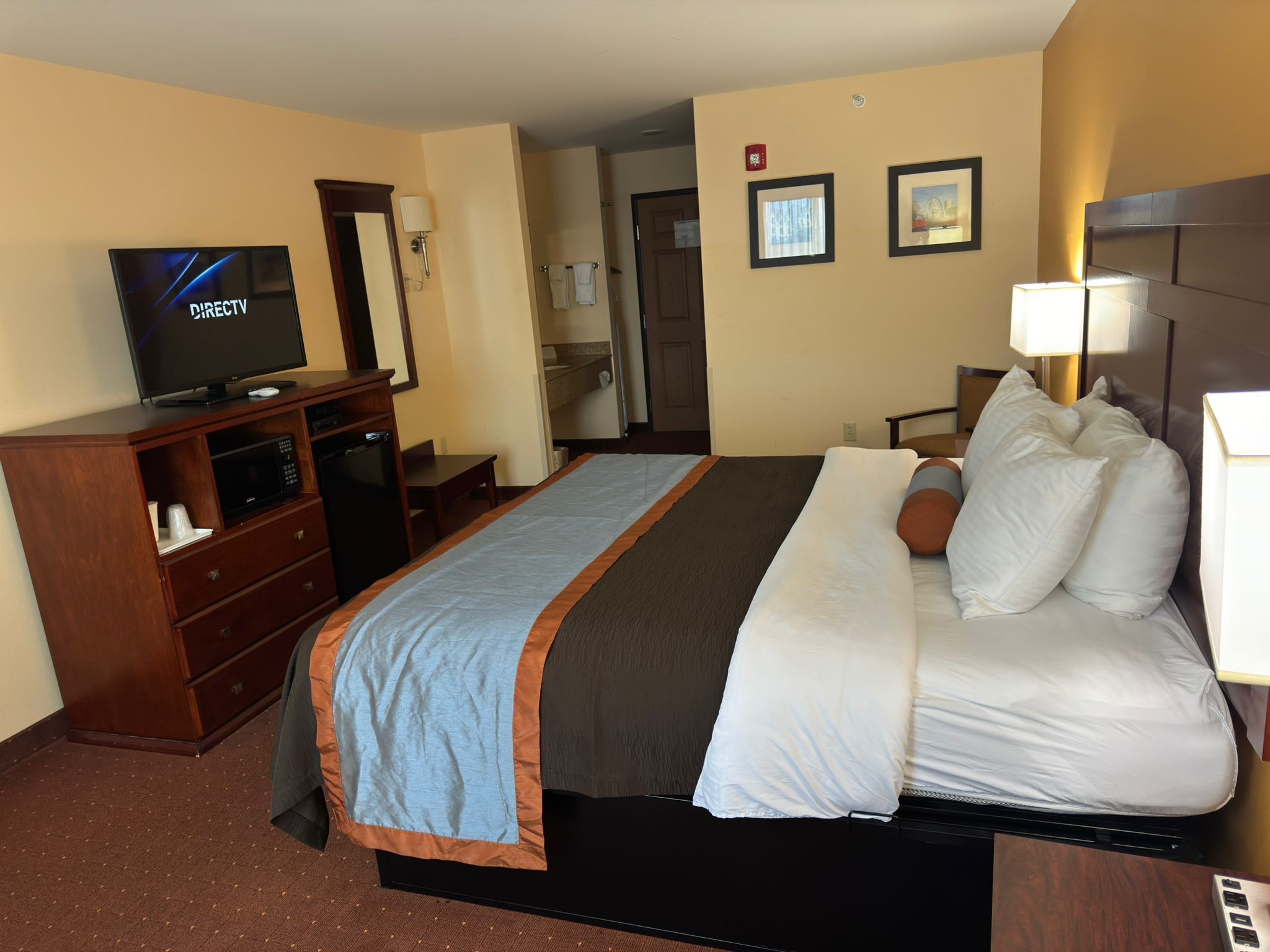 room, 1 king bed, non smoking | desk, laptop workspace, iron/ironing board, free wifi