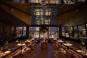 2 restaurants, breakfast served