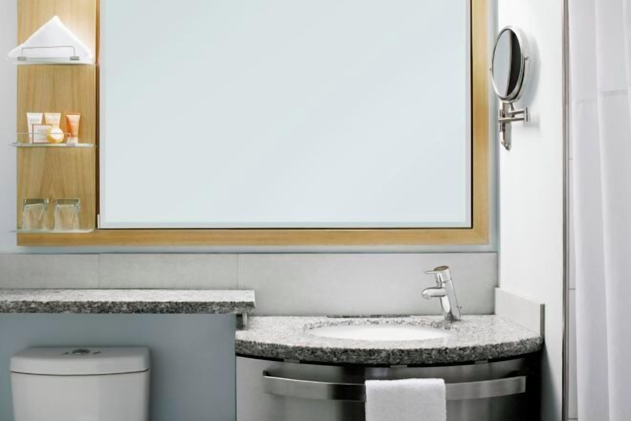 Douche, séchoir à cheveux, serviettes fournies, savon