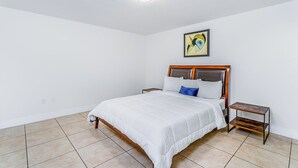Blackout drapes, iron/ironing board, rollaway beds (surcharge) - South River Suites (Miami)