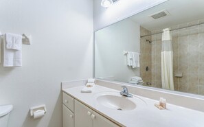 Combined shower/bathtub, hair dryer, towels, soap - South River Suites (Miami)