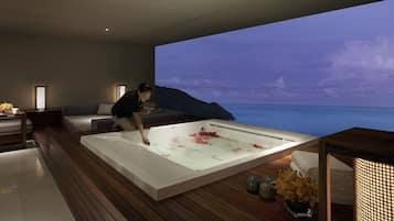 Suite presidencial, 1 cama individual, vista al océano | Baño | Tina con regadera, regadera tipo lluvia, secadora de cabello, batas
