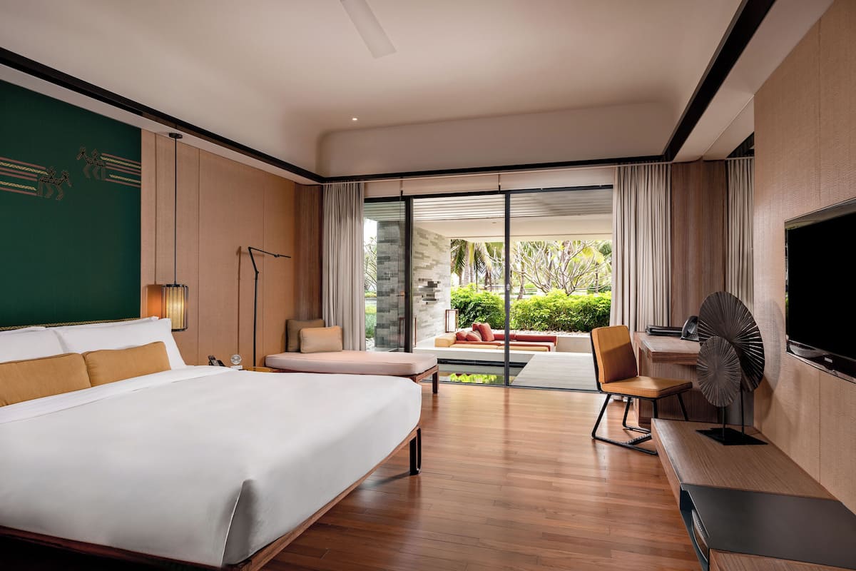 Deluxe King Room Garden View InterContinental Club | Minibar, in-room safe, desk, blackout drapes