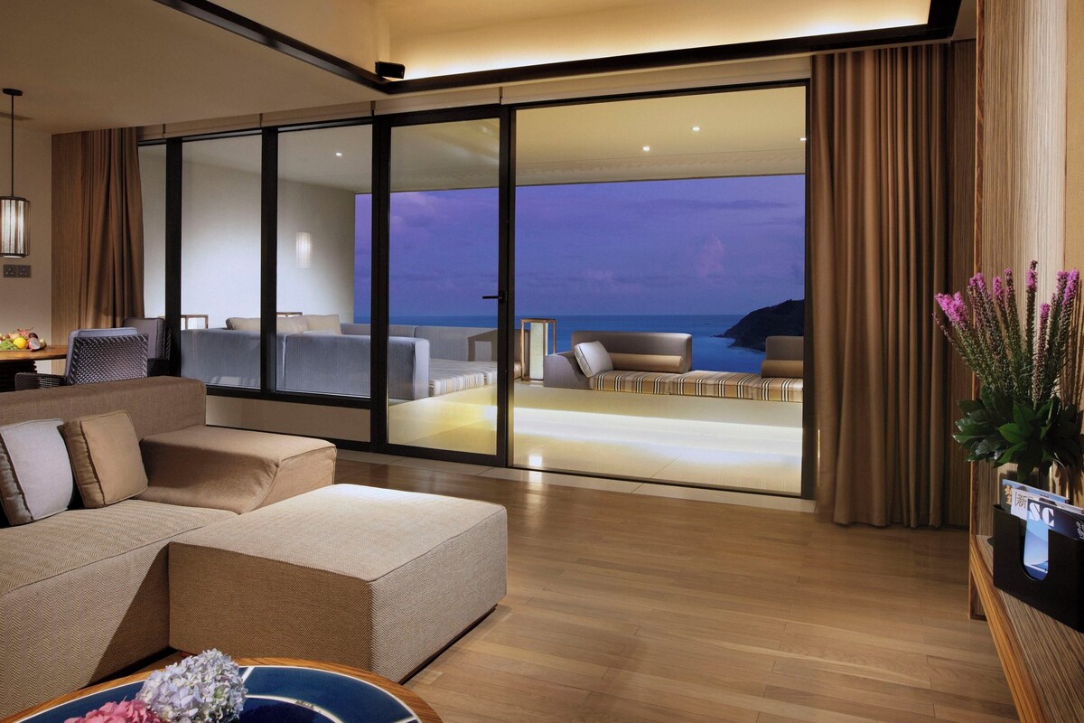 Suite, 1 habitación, vistas al mar | Minibar, caja fuerte, escritorio y cortinas opacas