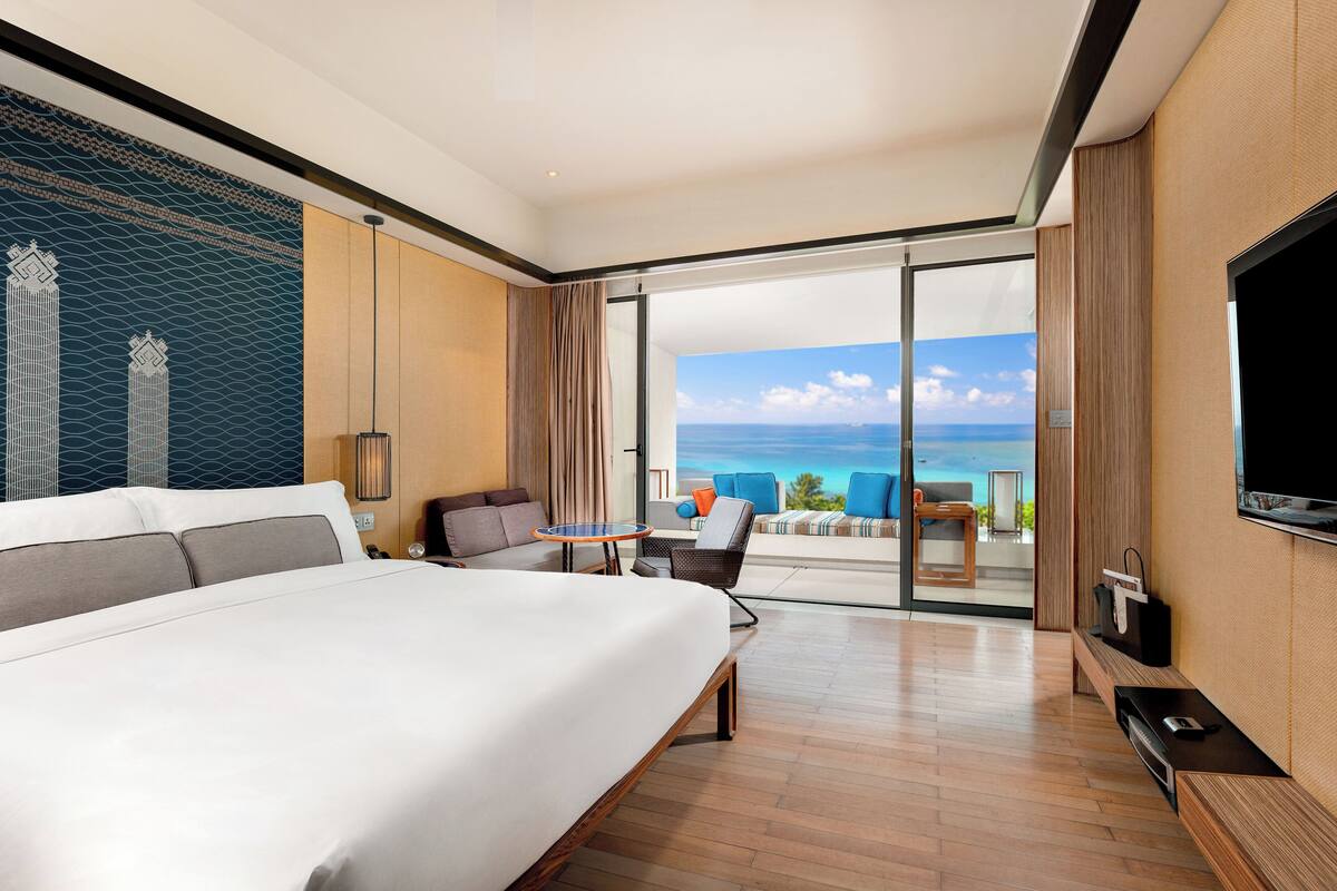 Classic Room, 1 King Bed, Ocean View (High Floor) | Minibar, in-room safe, desk, blackout drapes