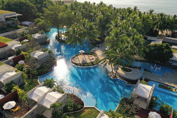 4 outdoor pools, pool umbrellas, pool loungers