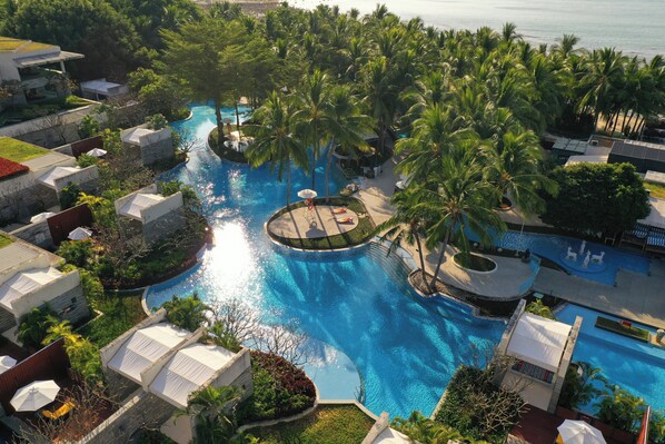 4 outdoor pools, pool umbrellas, sun loungers