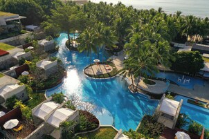 4 outdoor pools, pool umbrellas, sun loungers