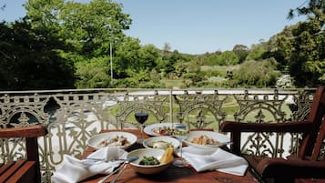 Se sirven desayunos, comidas y cenas con vista al jardín
