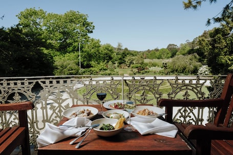 Breakfast, lunch, dinner served; garden views