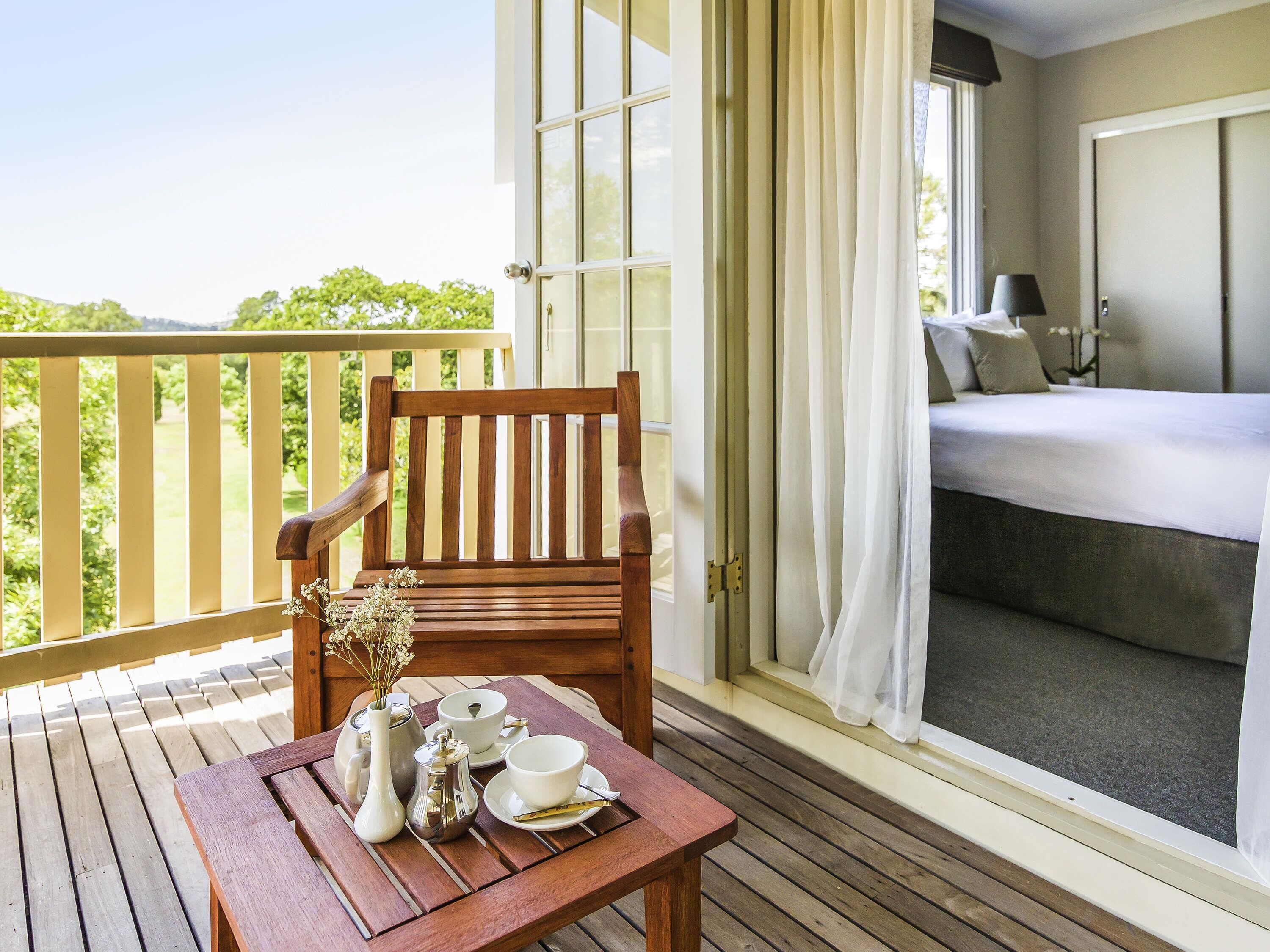 Iron/ironing board, bed sheets