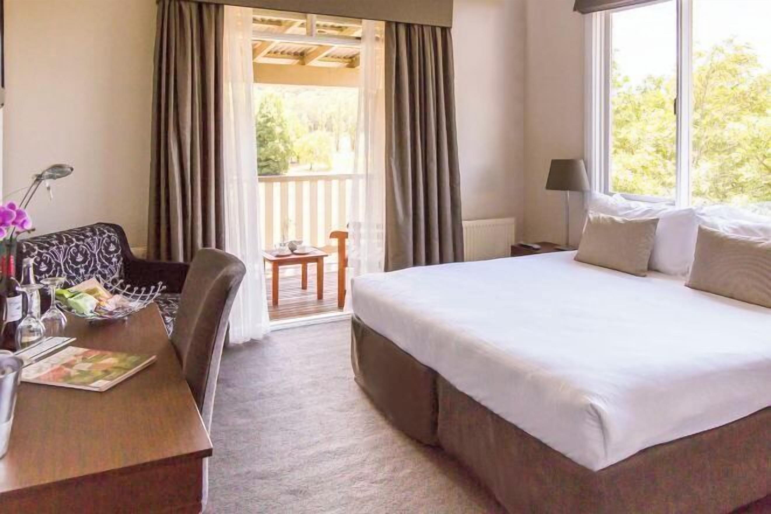 Iron/ironing board, bed sheets